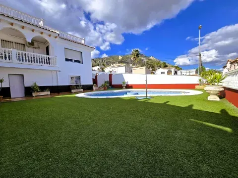 Villa en venta con piscina privada en Loja | Granada - foto 3 de 12 (Loja)