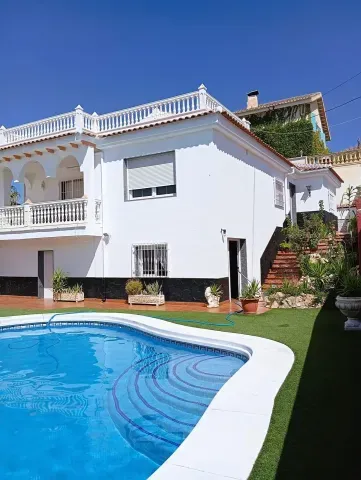 Villa en venta con piscina privada en Loja | Granada - foto 2 de 12 (Loja)