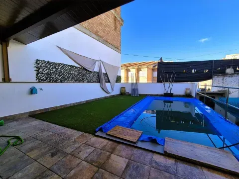 Amplia casa con piscina, obra nueva y gran potencial en Algarinejo