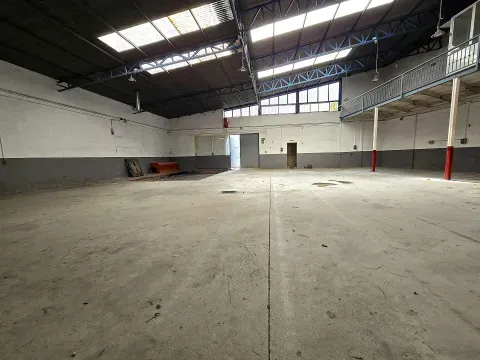 مستودع صناعي للبيع في لوخا | أرض سكنية مميزة - الصورة 4 من 12 (Loja)