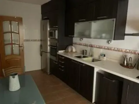Amplio piso de 126 m² con cochera para 3 vehículos y gran terraza comunitaria