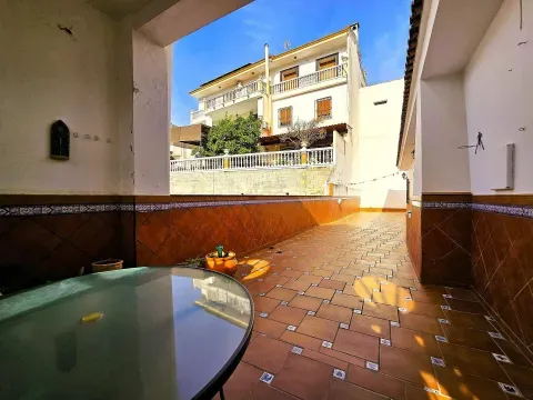 Casa en venta en Algarinejo, Granada | Terraza y garaje - foto 10 de 12 (Algarinejo)