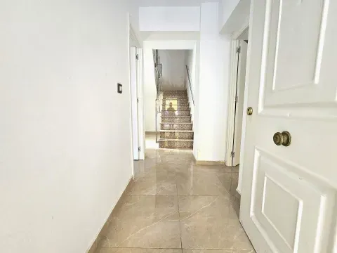 Casa reformada con garaje para 2 coches y gran potencial en Peligros (Granada)