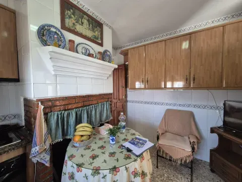 Casa en Venta en Iznájar con Terraza y Patio | 70.000€ - foto 2 de 12 (Loja)