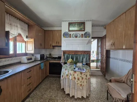 Casa en venta en Iznájar, perfecta para vivir con comodidad