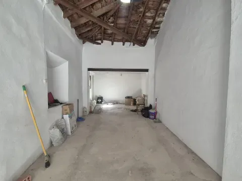 مرآب مغلق واسع مع قبو للبيع في لوخا، غرناطة - الصورة 3 من 8 (Loja)