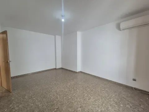 Piso en venta en Loja con gran terraza y patio - foto 4 de 12 (Loja)