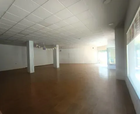 Venta de local comercial en Loja | 275 m² con garaje - foto 5 de 12 (Loja)