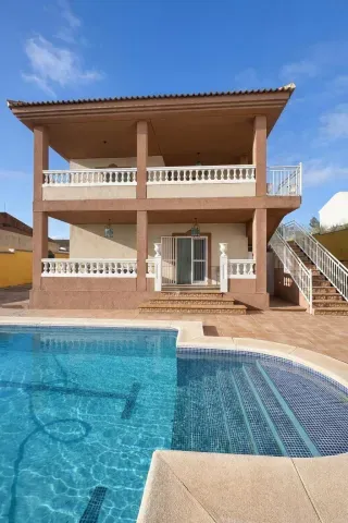Chalet en Venta en Láchar, Granada | Piscina y Jardín - foto 2 de 12 (Láchar)