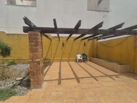 Chalet en Venta en Láchar, Granada | Piscina y Jardín - foto 5 de 12 (Láchar)
