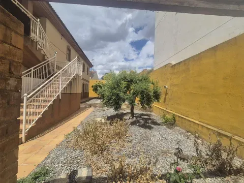 Chalet en Venta en Láchar, Granada | Piscina y Jardín - foto 6 de 12 (Láchar)