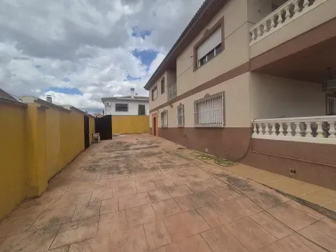 Chalet en Venta en Láchar, Granada | Piscina y Jardín - foto 3 de 12 (Láchar)