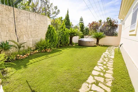 Casa con jardín y gran terraza en venta en Málaga - foto 2 de 12 (Málaga)