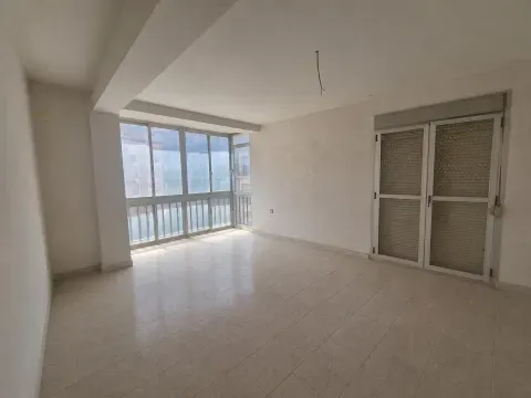 Amplio piso en venta en el centro de Loja | 89.900 € - foto 3 de 12 (Loja)