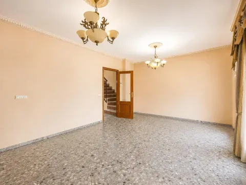Amplia vivienda de dos plantas con cochera, trastero y terraza-patio en Priego de Córdoba