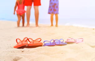 Imagen relacionada con Combinar chanclas con otros zapatos en verano