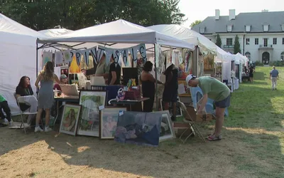 Easel by Penrod at Stutz