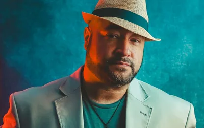 Lee Siegel performs soul classics