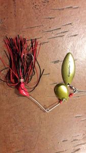 SPINNER BAIT JUPE ROUGE ET NOIR PALETTES OR