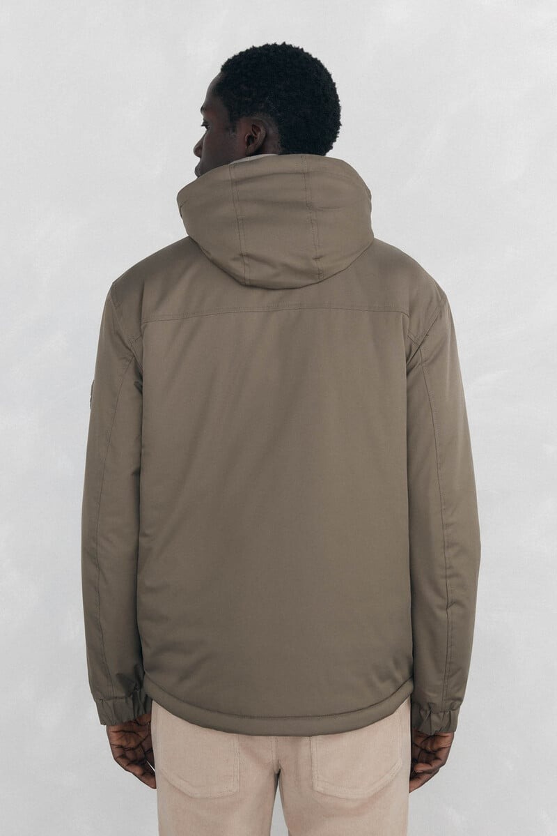 Xhaketë për meshkuj, Pedro Del Hierro