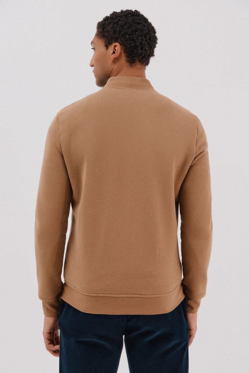 Pulovër me zinxhir, Cortefiel