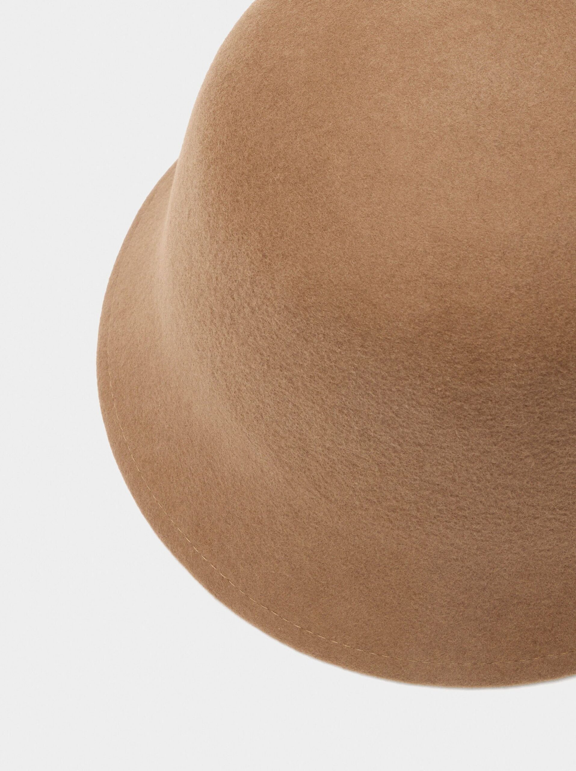 Kapele e leshtë, Parfois