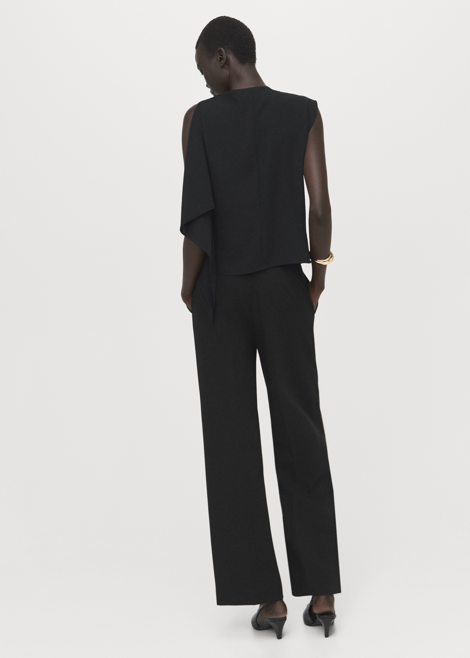 Bluzë asimerike, Mango