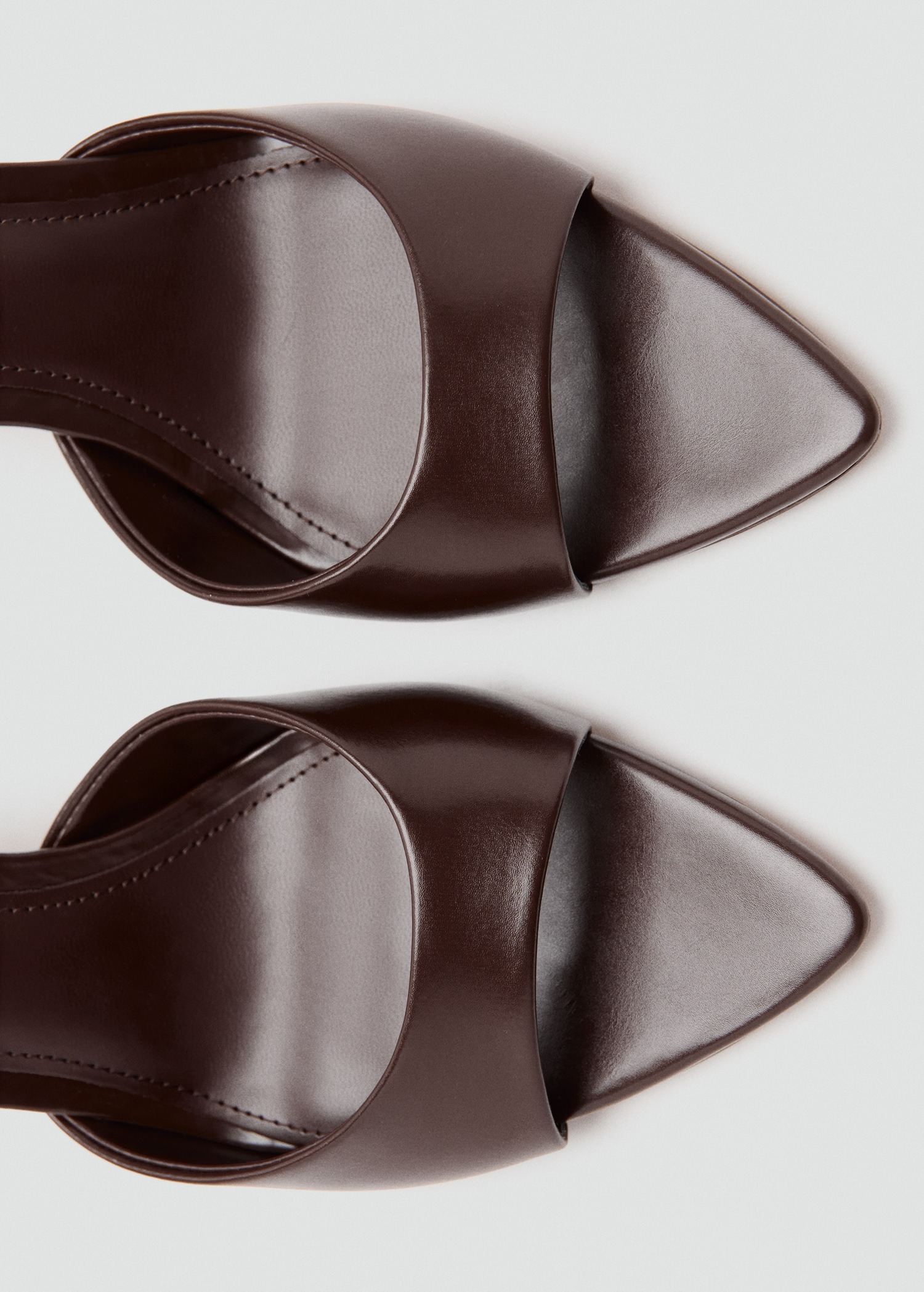 Sandale me takë, Mango