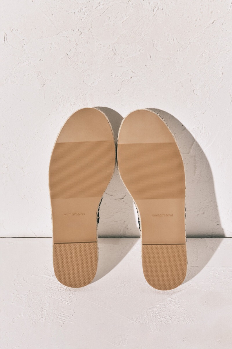 Shapka, Women Secret