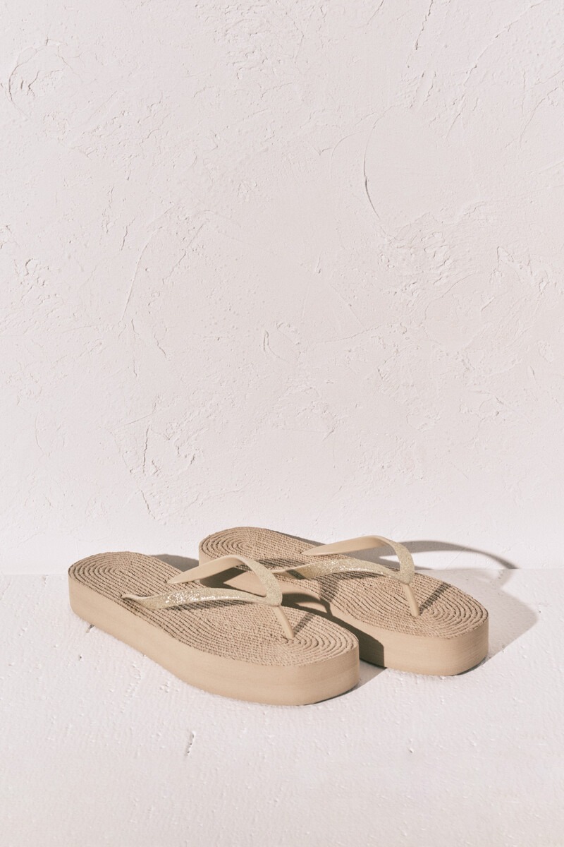 Shapka me gisht, Women Secret