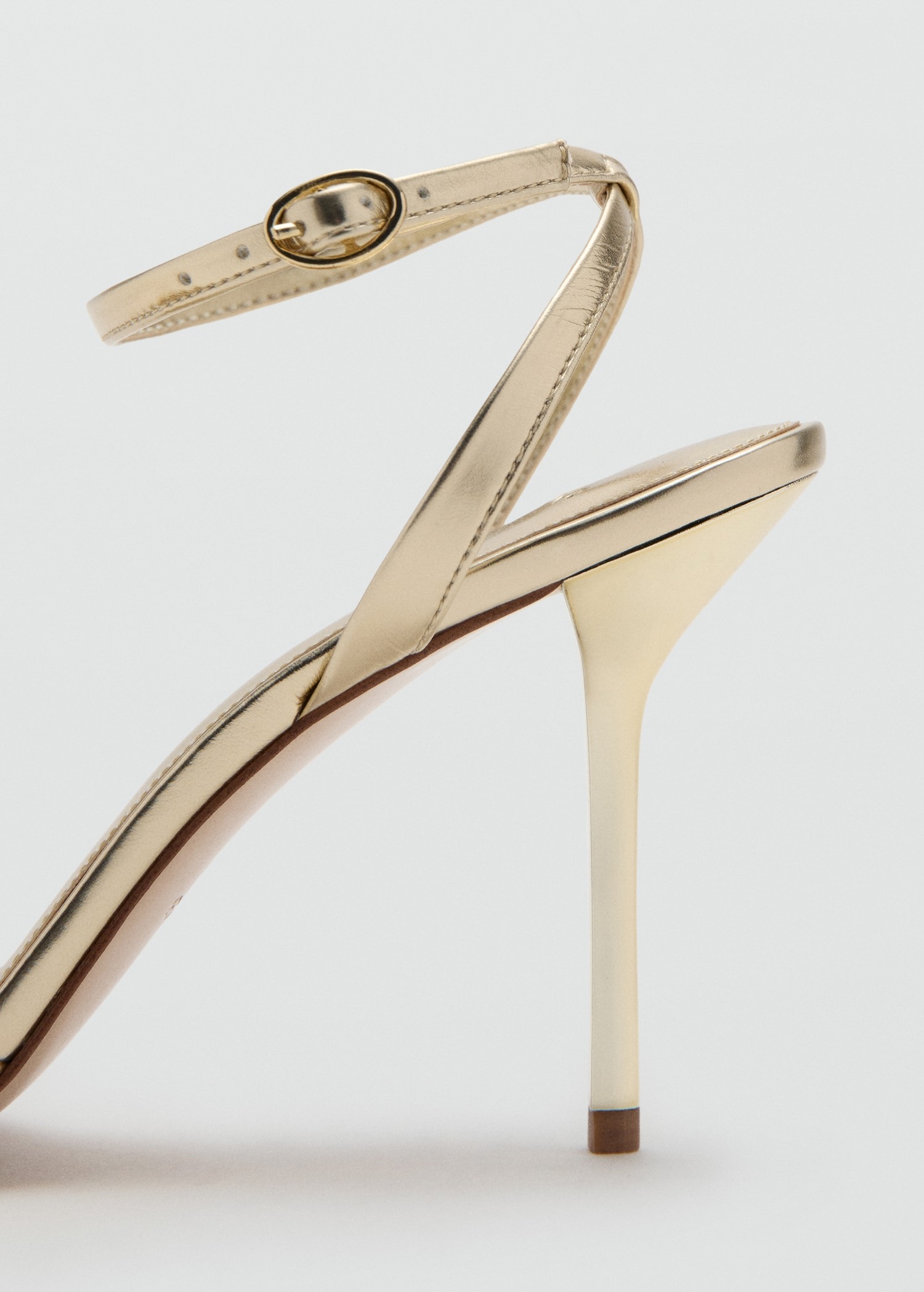 Sandale me takë, Mango