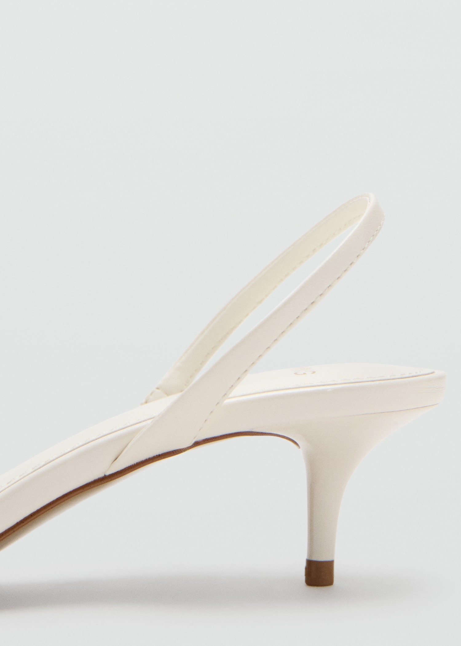 Sandale me takë, Mango