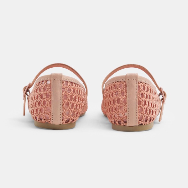 Balerina me thurje, Okaidi