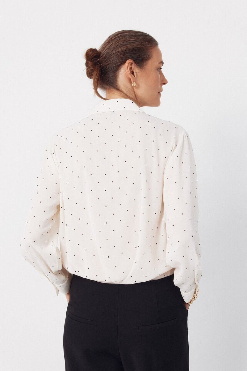 Këmishë me pika. Cortefiel