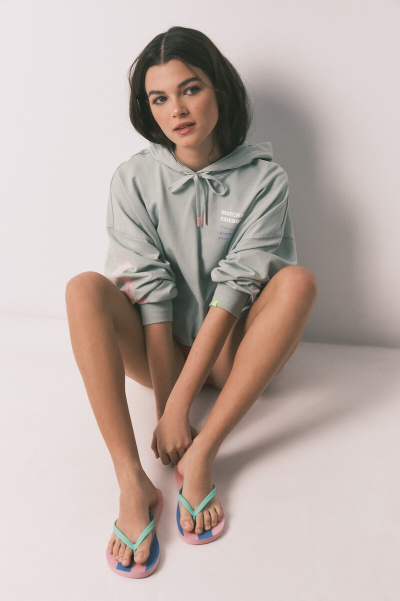 Shapka me gisht, Hi &amp; Bye - M