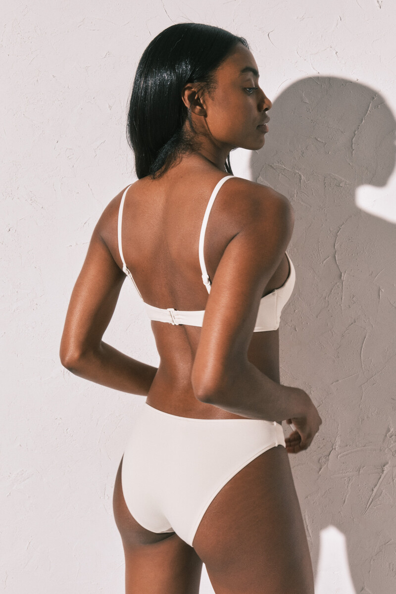 Rroba banje mbathje, Women Secret