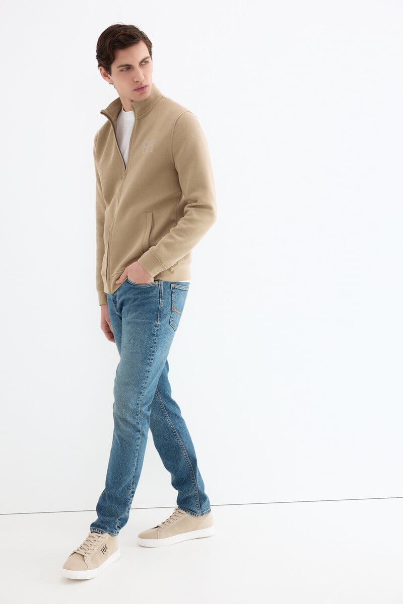 Xhinse të gjata, Pedro Del Hierro - 44