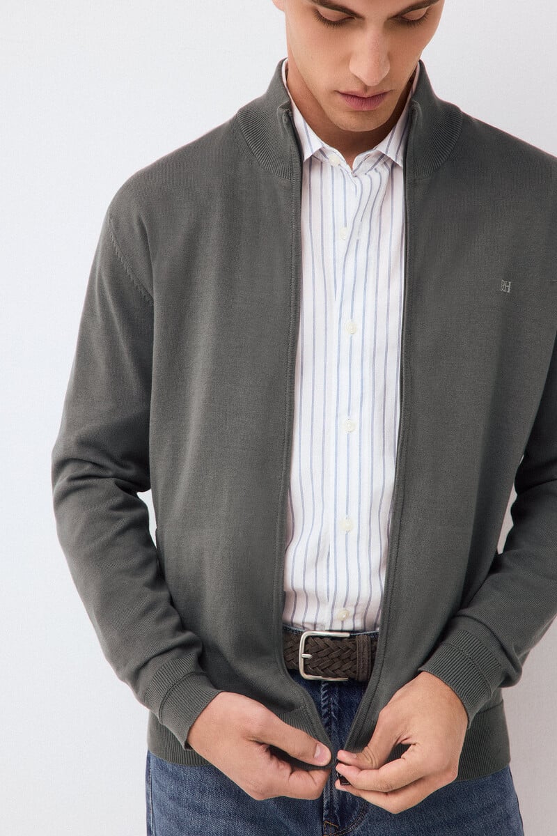 Triko me zinxhir, Pedro del Hierro