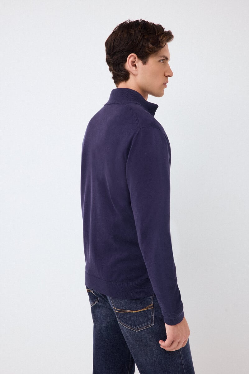 Triko me zinxhir, Pedro del Hierro