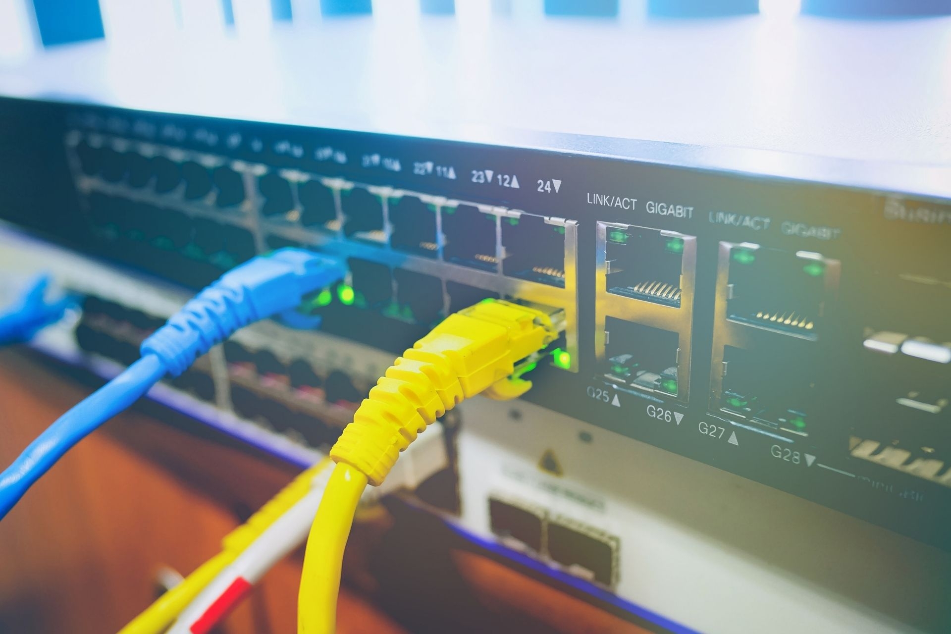 What are the steps involved in performing a fiber optic cable end-face inspection for cleanliness and damage?