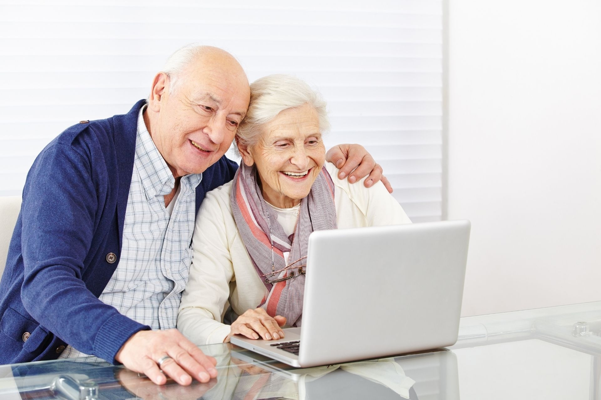 How do you choose the right type of label material for fiber optic cables to withstand environmental conditions and ensure longevity?