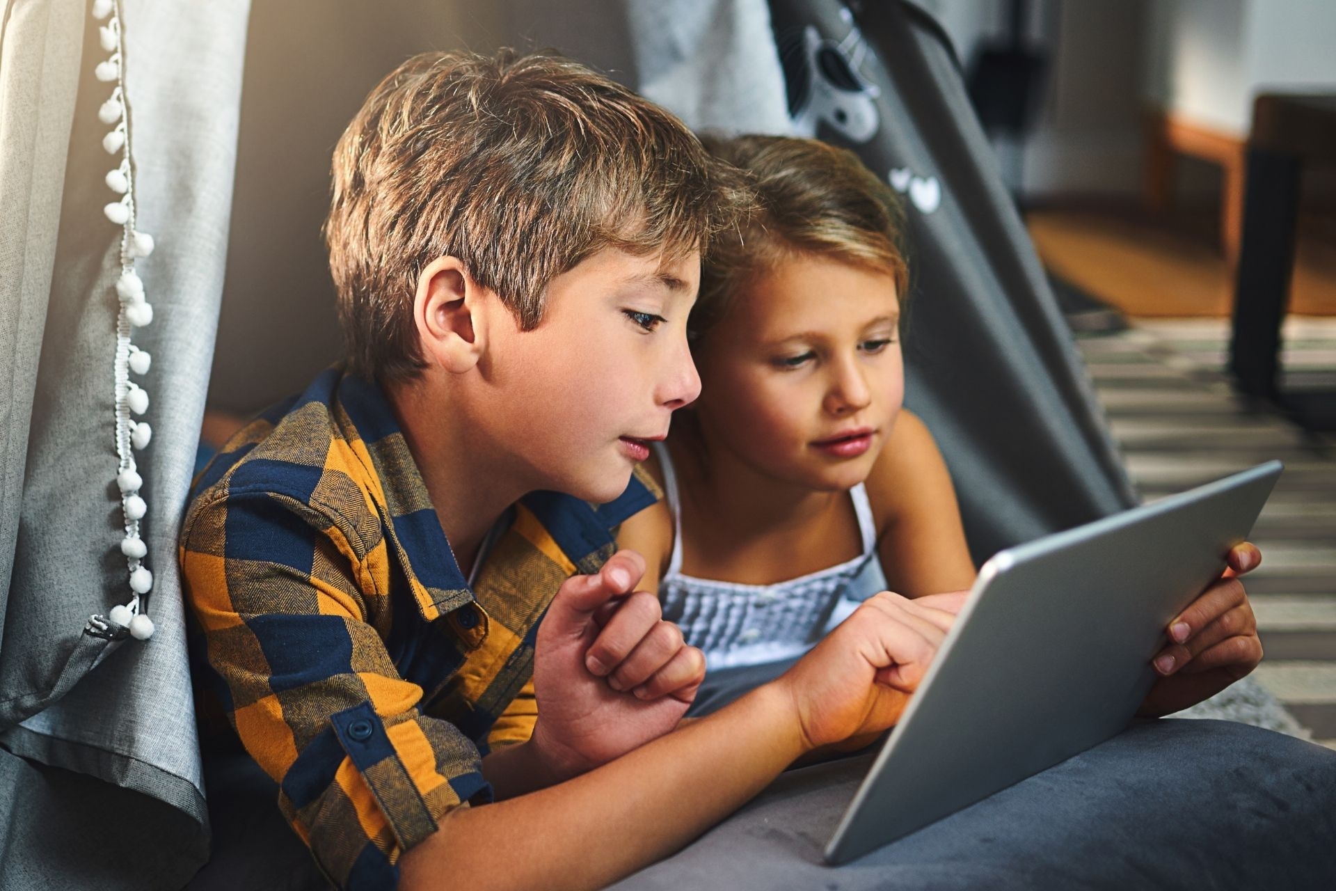 What are the consequences of not following proper labeling standards for fiber optic cables in terms of safety, efficiency, and compliance with regulations?