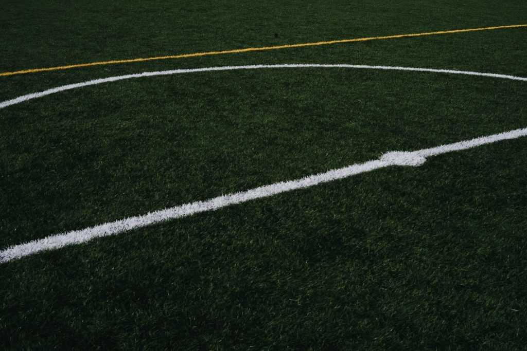 27. Um campo de futebol possui comprimento de 100 m e largura de