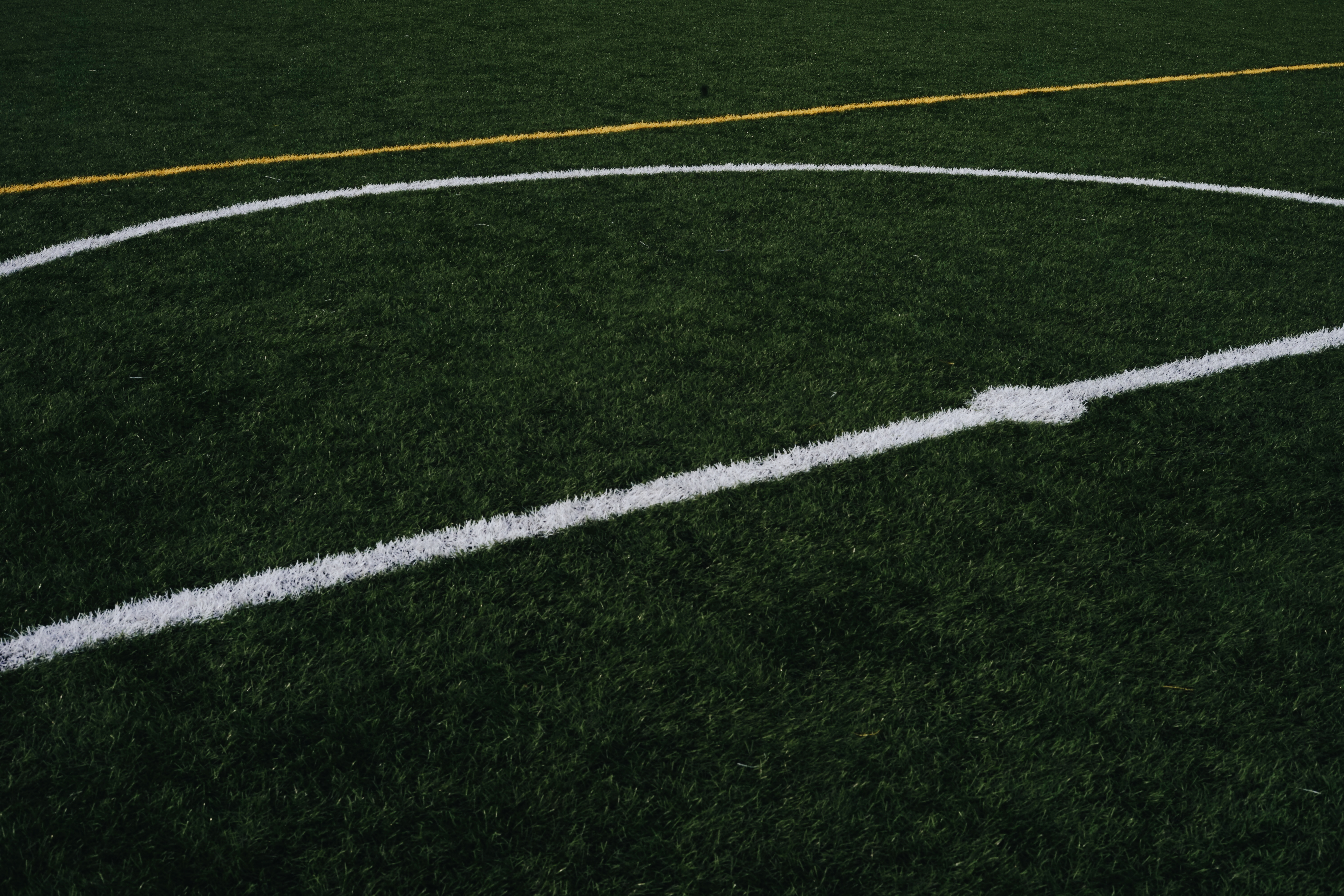 Jogadores De Futebol Sentados Lado a Lado Num Campo De Futebol