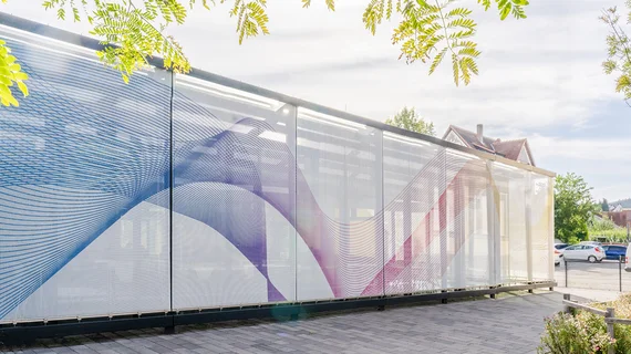 Façade en toile métallique avec impression numérique.