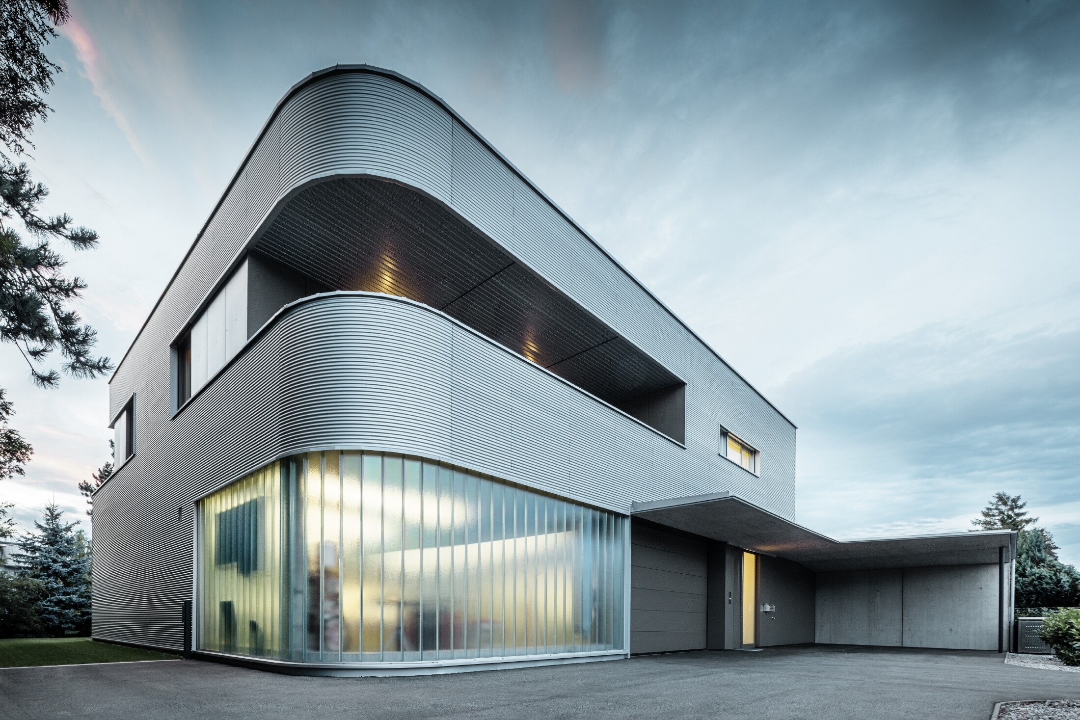 csm_PREFA_Wohnhaus_mit_Garage_Profilwelle_naturblank_cfdac78e28