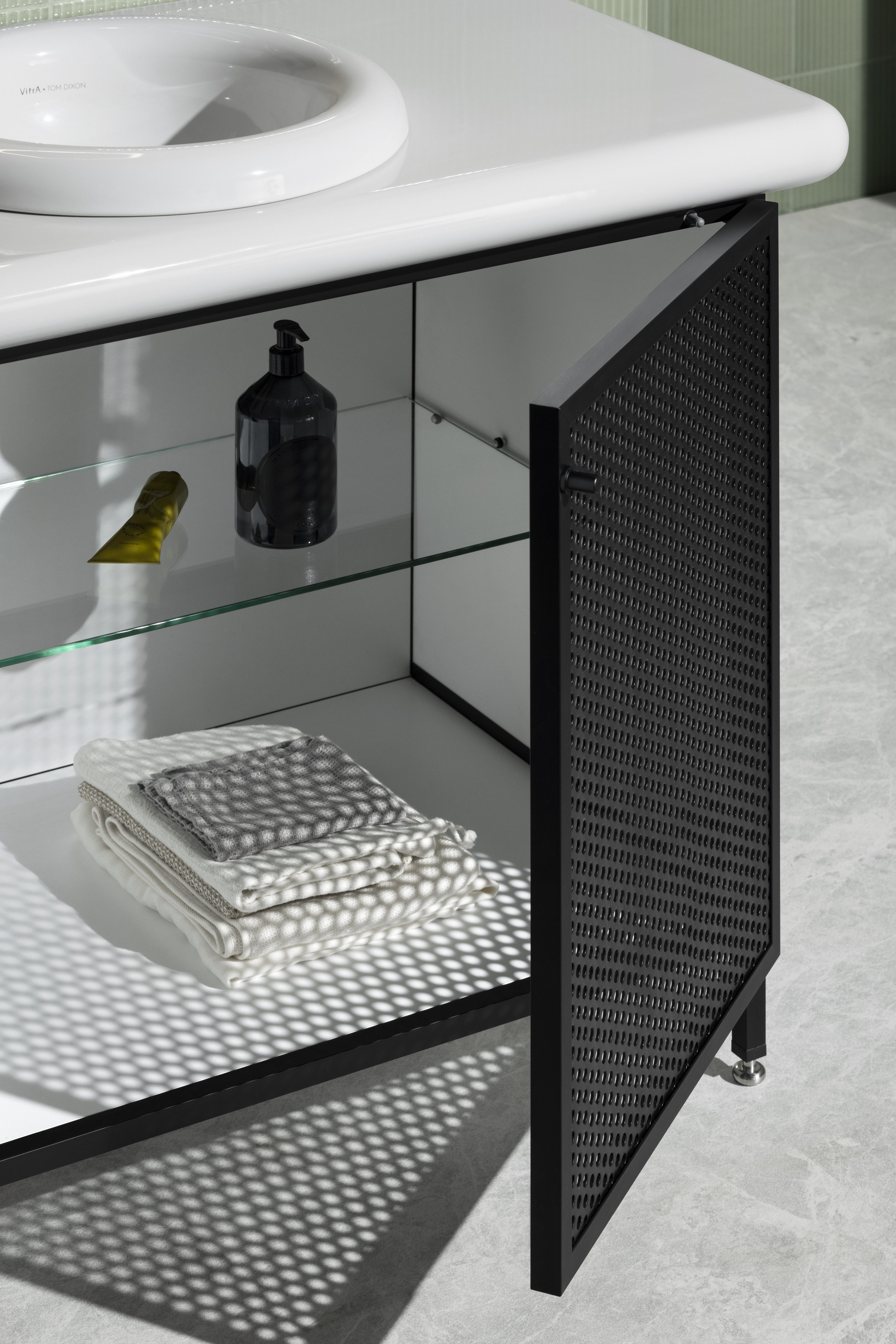 VitrA_July_2021_Earth 4_A Portrait_Close Up_Cabinet_Mesh Doors_2570.tif_0ddb71d55fd461239ebc32a3a51b4202995fb556