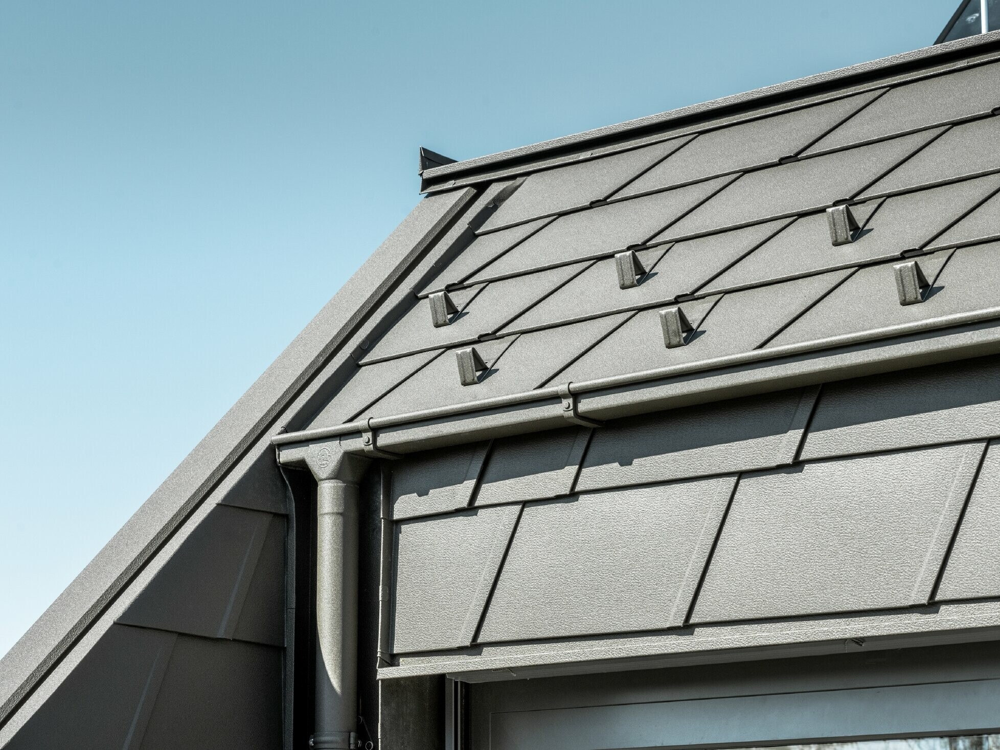 csm_PREFA-Wohnhaus-Glossystrasse-Dachschindel-DS19-braun-Detail_741584d442