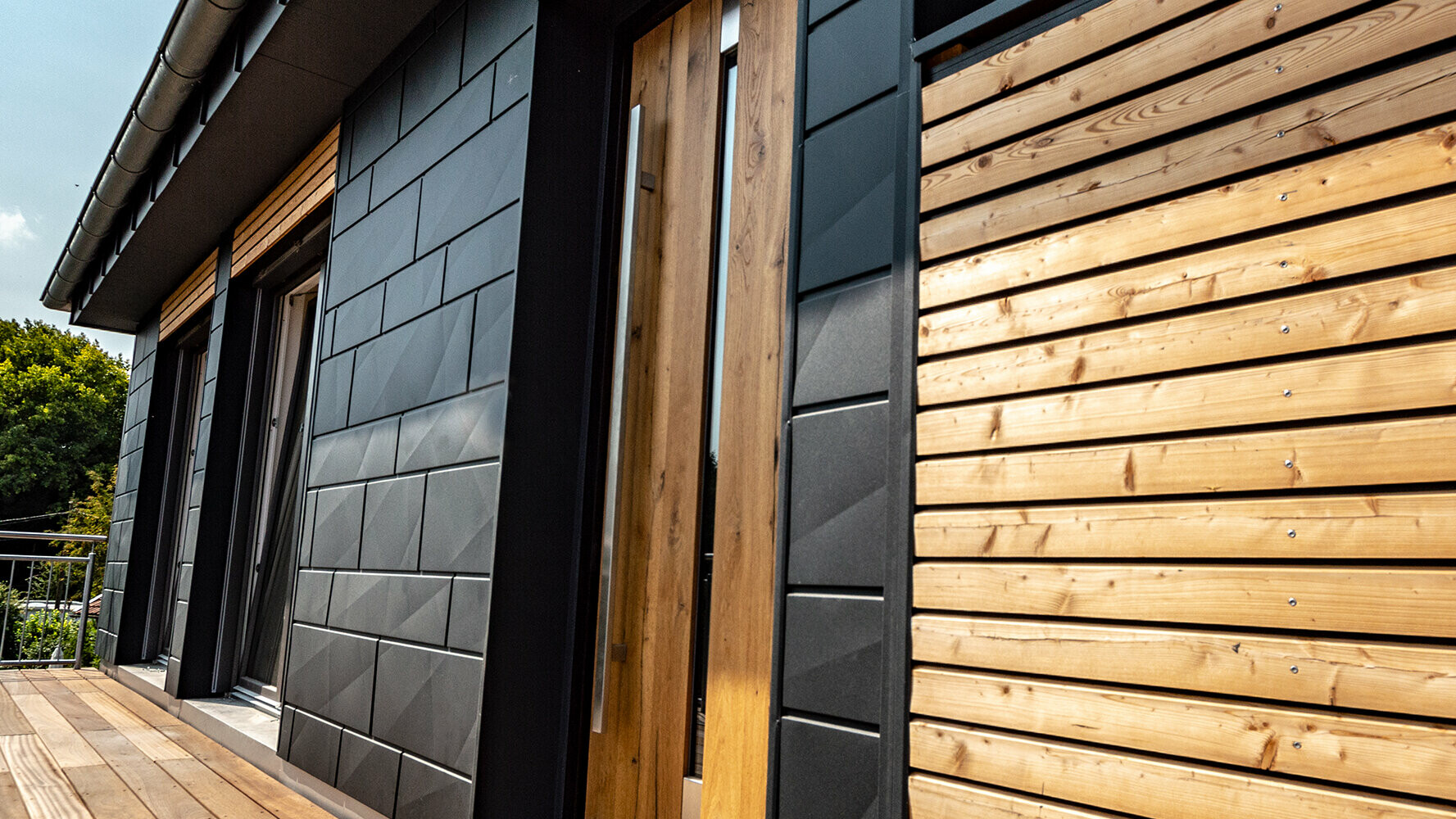 csm_Firmengebaude-Weil-DE-PREFA-Fassade-SidingX-Anthrazit-Holz_08b3a49adb