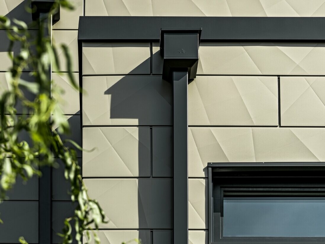 csm_PREFA-Siding-X-Fassadengestaltung-HausK-Bronze-Quadratrohr-Detail_9b3f11cd52